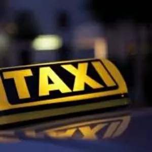 водитель в такси с личным авто