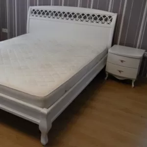 Белая кровать из массива