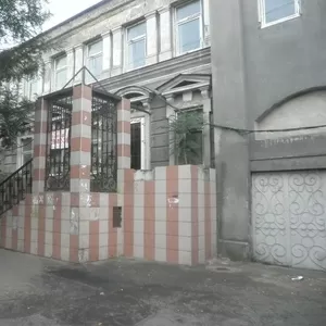 Фасадный двухэтажный особняк с подвалом — сдается от СОБСТВЕННИКА.