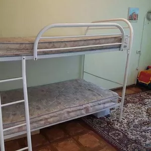 Продам двухъярусную кровать с матрасами