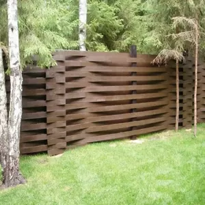 Рельефный забор из массива сосны