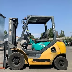 Вилковий автонавантажувач Komatsu на великих 12 колесах. Модель:FG20C