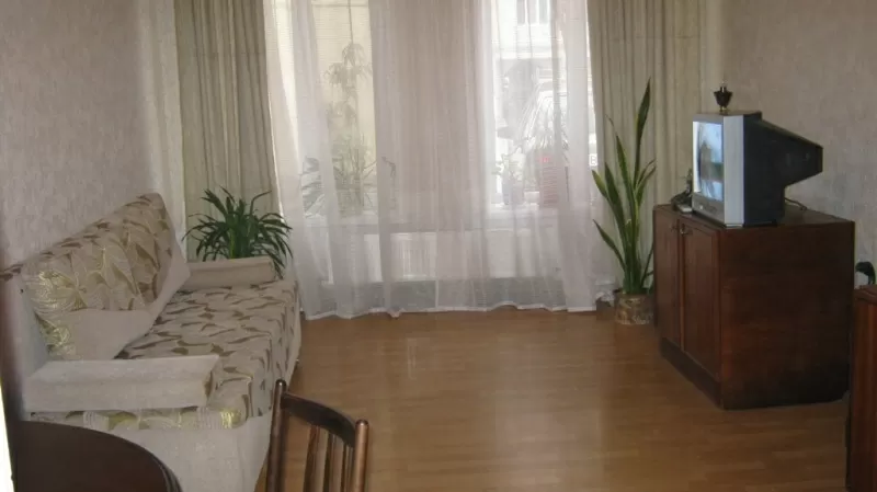 сдам комфортабельную 2 х комнатную в центре посуточно 7