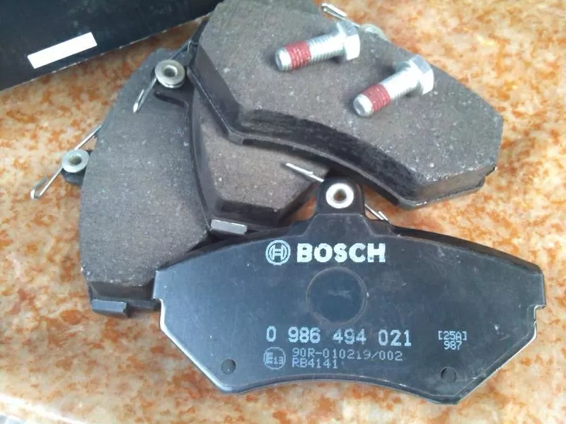 передние тормозные диски и колодки Bosch