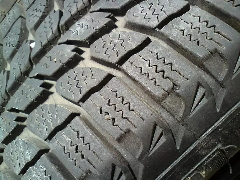 Продам комплект шин б/у зима R15 185/65  Michelin 4