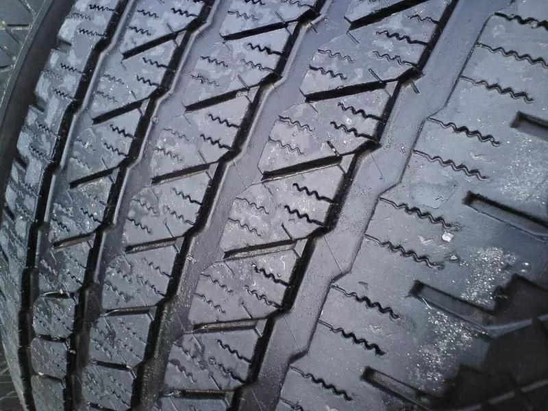 Продам комплект шин б/у всесезон R20 305/50  Michelin 4