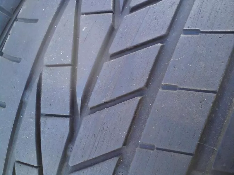 Продам пару шин б/у лето R17 235/45  Goodyear 2