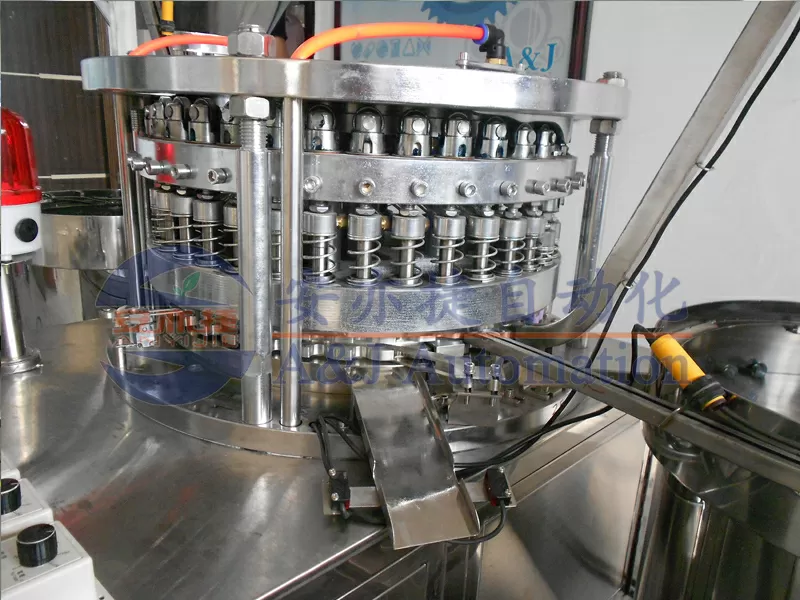 Автоматическая монтирующая машина крышки и резиновой пробки   2