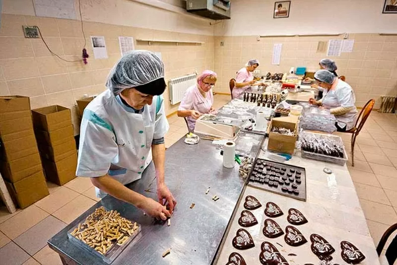 Рабочие на упаковку конфет,  Польша