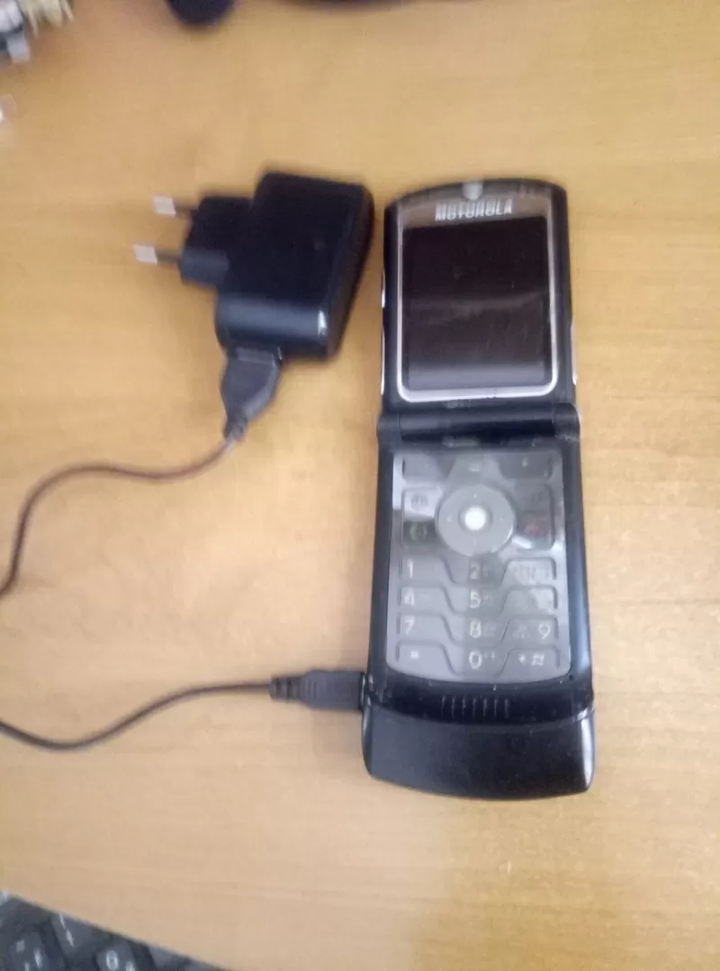 Продам недорого  не рабочий  Motorola RAZR V3xx раскладушка. 4