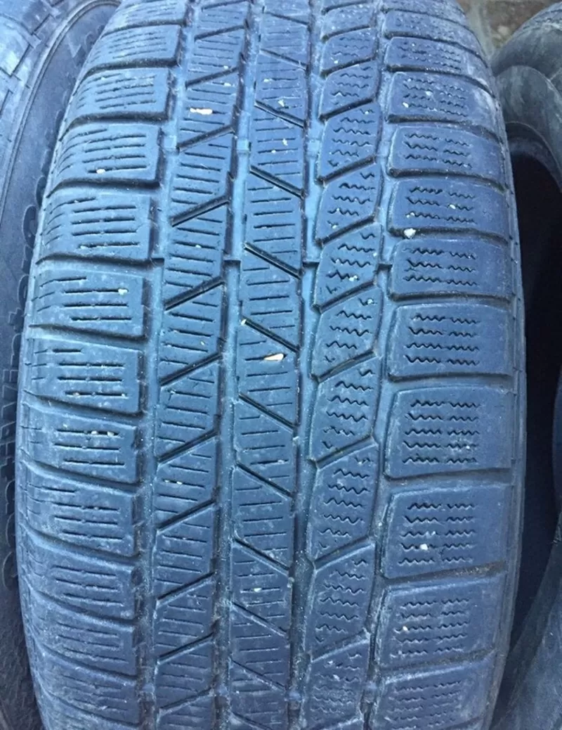 Продам резину зимнюю б/у 225/55 R17 Continental 3