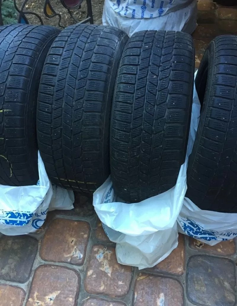 Продам резину зимнюю б/у 225/55 R17 Continental