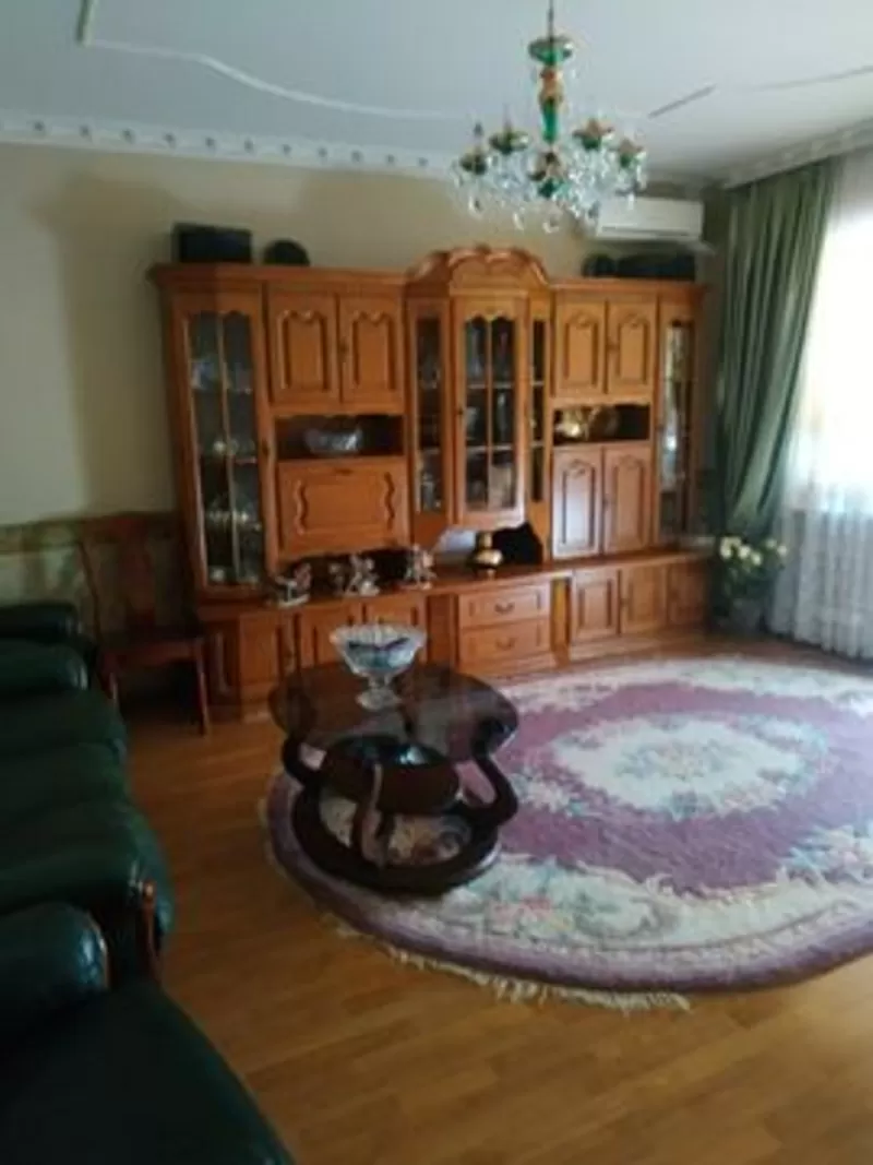 Продам трехкомнатную квартиру с ремонтом в 12-этажном доме