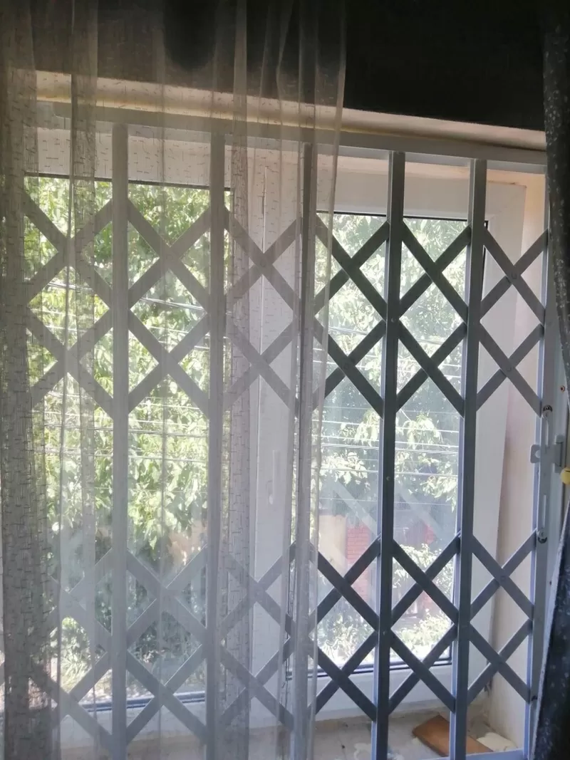 Решетки раздвижные металлические на окна,  двери,  витрины. Одесса 9