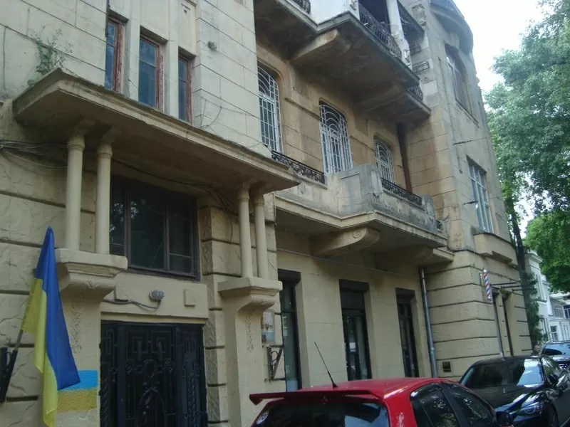 Старий фонд. Бельгійка. Велика квартира у житловому стані у центрі.