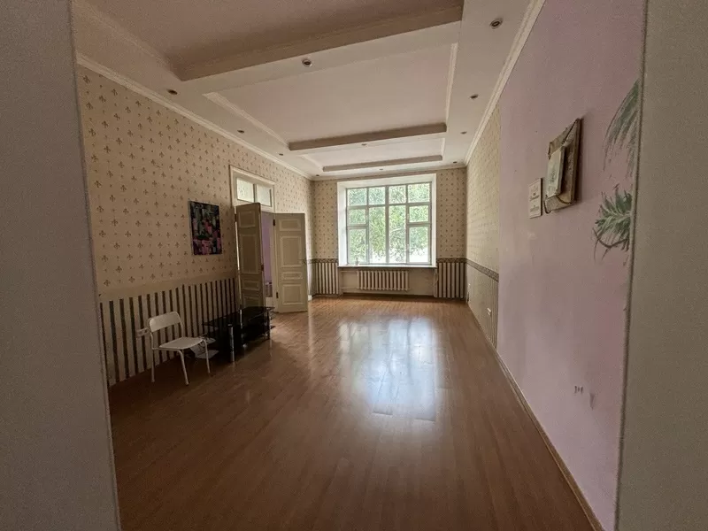 Старий фонд. Бельгійка. Велика квартира у житловому стані у центрі. 2