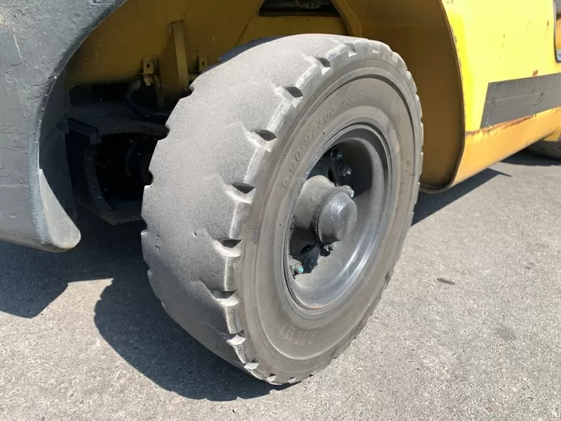 Вилковий автонавантажувач Komatsu на великих 12 колесах. Модель:FG20C 10