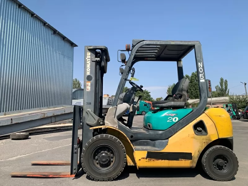 Вилковий автонавантажувач Komatsu на великих 12 колесах. Модель:FG20C