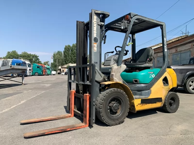 Вилковий автонавантажувач Komatsu на великих 12 колесах. Модель:FG20C 2