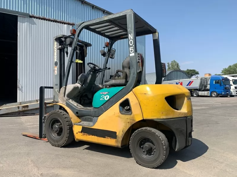 Вилковий автонавантажувач Komatsu на великих 12 колесах. Модель:FG20C 3