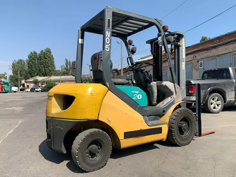 Вилковий автонавантажувач Komatsu на великих 12 колесах. Модель:FG20C 4