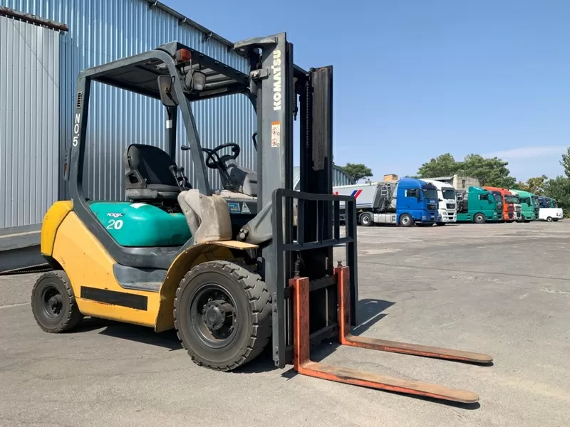 Вилковий автонавантажувач Komatsu на великих 12 колесах. Модель:FG20C 5