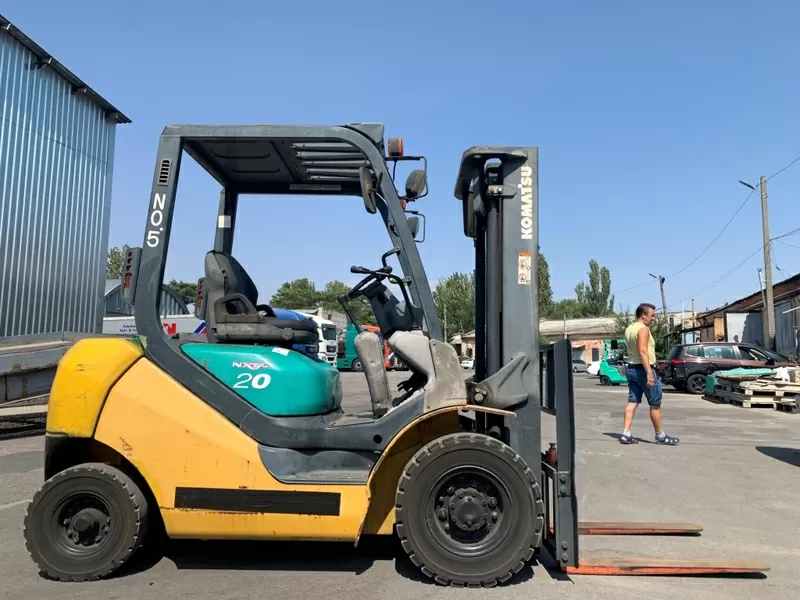 Вилковий автонавантажувач Komatsu на великих 12 колесах. Модель:FG20C 6