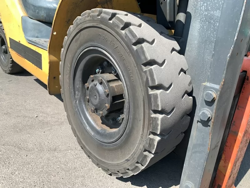 Вилковий автонавантажувач Komatsu на великих 12 колесах. Модель:FG20C 9