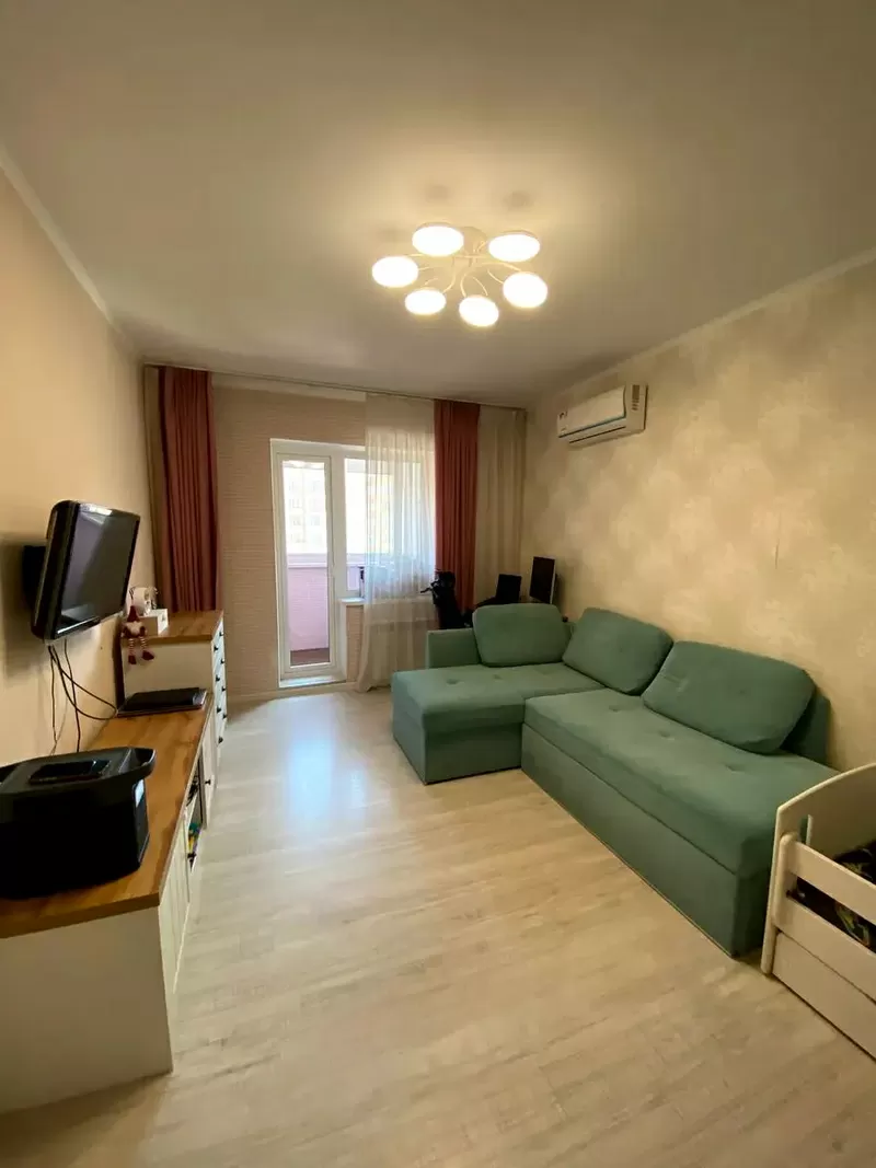 Продається 1-к квартира на Сахарова 44,  техніка,  меблі залишається.