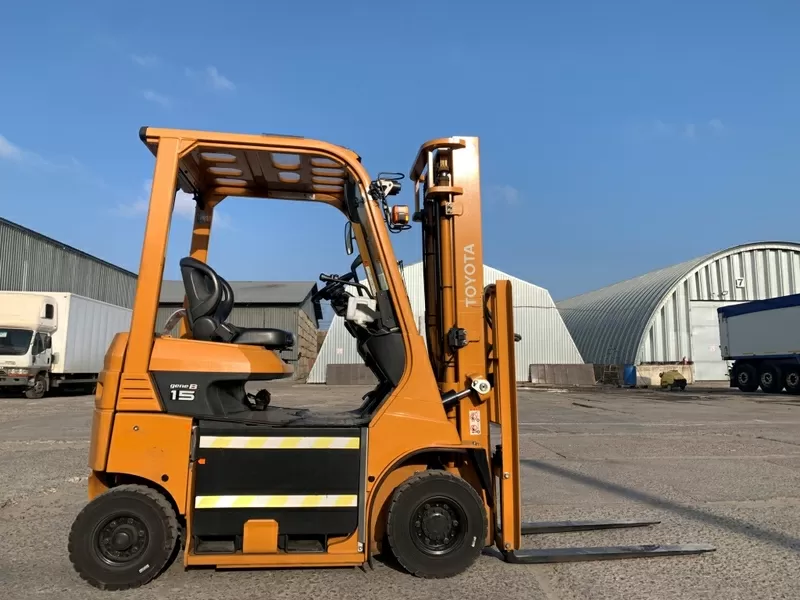 Вилковий електронавантажувач Toyota з напівкабіною,  випуск кінець 2020 6