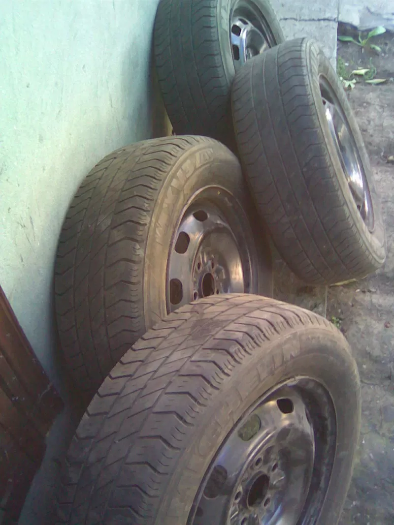 Продам Резину 185/65 R 14 Michelin  cо стальными дисками 